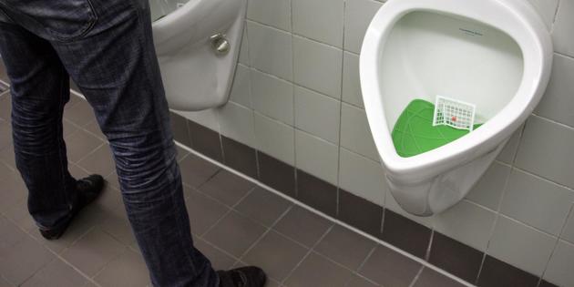 En Suède, les hommes contraints de s'asseoir pour uriner