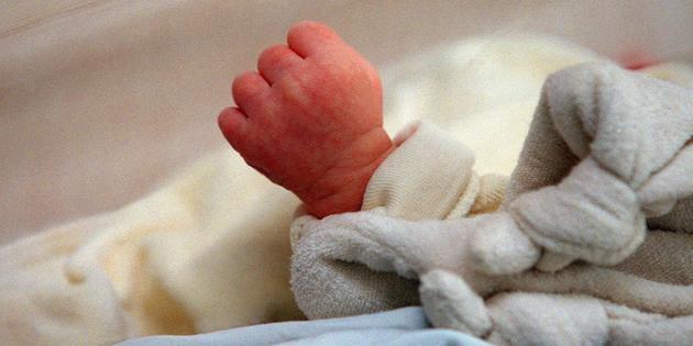Un bébé de treize mois survit trois fois à la mort