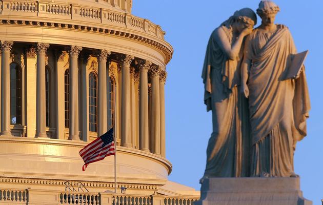 Le drapeau américain mis en berne sur le Capitol, à Washington, après la tuerie de Newtown, le 14 décembre 2012 [Mark Wilson / Getty Images/AFP/Archives]