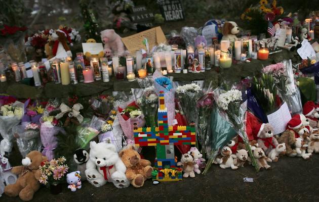 Des fleurs et des cadeaux en hommage aux victimes de la tuerie de Sandy Hook, déposés à un mémorial à Newtown, le 16 décembre 2012 [Spencer Platt / Getty Images/AFP]