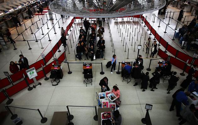 Des passagers attendent le 28 février 2013 à l'aéroport John F. Kennedy avant le passage au contrôle des bagages [Spencer Platt / Getty Images/AFP/Archives]