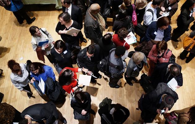 Des Américains à la recherche d'un emploi dans un salon de recrutement, le 6 mars 2013 à New York [Spencer Platt / Getty Images/AFP/Archives]
