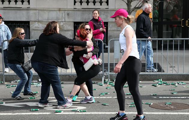 Des participantes au marathon peu après les explosions le 15 avril 2013 à Boston [Alex Trautwig / Getty Images/AFP]