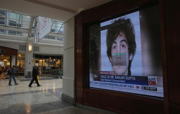 Une photo de Djokhar Tsarnaev sur un écran de télévision, dans un centre commercial de Boston, le 23 avril 2013 [Mario Tama / Getty Images/AFP/Archives]