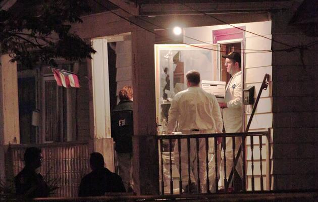 Des policiers enquêtent dans la maison où ont été retrouvées 3 jeunes femmes disparues, à Cleveland le 7 mai 2013 [Bill Pugliano / Getty Images/AFP]