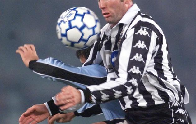 Zinédine Zidane, milieu de terrain de la Juventus, lors d'un match face à la Lazio Rome le 28 novembre 1999 à Rome. [Gabriel Bouys / AFP/archives]