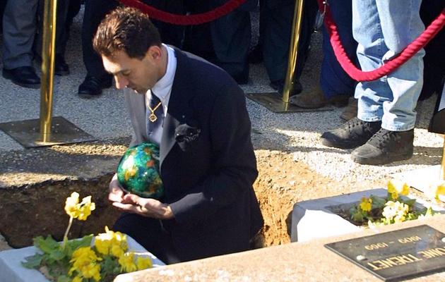 Georges El Assidi dépose les cendres de Charles Trénet dans le caveau familial le 26 février 2001 au cimetière de Narbonne [Pascal Pavani / AFP/Archives]