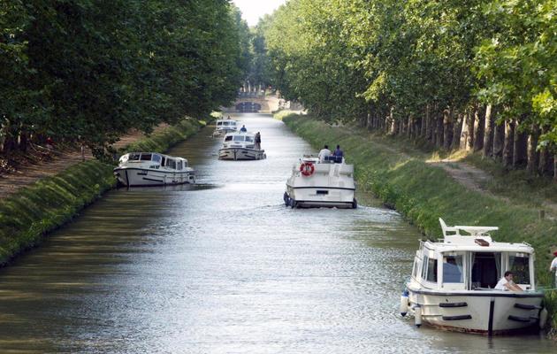 Des bateaux de vacanciers transitent sur le canal du Midi, le 30 juillet 2002 près de Salléles d'Aude [Pascal Pavani / AFP/Archives]