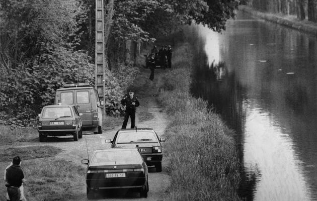 Policiers et enquêteurs le 1er mai 1993  sur les bords du canal de La Jonction sur la commune de Sermoise  où Pierre Bérégovoy s'est suicidé [Pascal Chareyron / AFP/Archives]