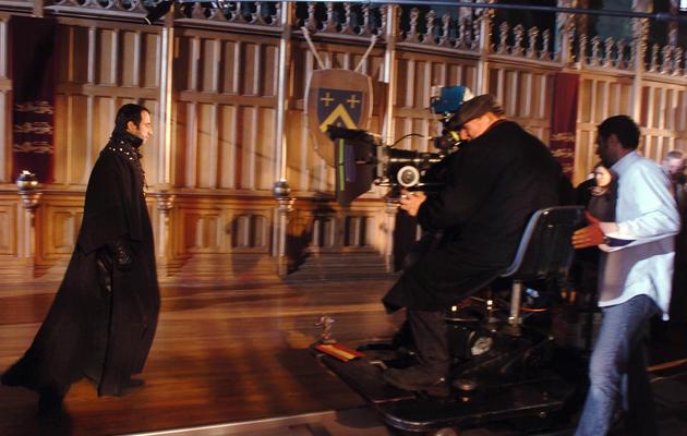 Un opérateur filme une scène des "Rois maudits", le 11 février 2005 au château de Pierrefonds [Jean Ayissi / AFP/Archives]