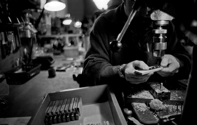 Un coutelier fabrique un couteau le 16 avril 2005 dans la coutellerie Fontenille-Pataud de Thiers. [Martin Bureau / AFP/Archives]