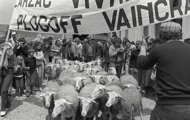Plusieurs dizaines de milliers de personnes participent à une manifestation anti-nucléaire, organisée par le comité de lutte contre la centrale de Plogoff, le 25 mai 1980 [Andre Durand / AFP/Archives]