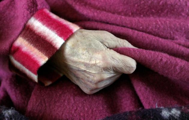 Une personne âgée atteinte de la maladie d'Alzheimer dans un hôpital [Fred Tanneau / AFP/Archives]
