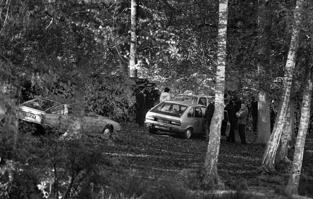 Des policiers examinent les lieux près de l'étang au bord duquel le corps de Robert Boulin a été découvert, le 30 octobre 1979, en forêt de Rambouillet [Michel Clement / AFP/Archives]