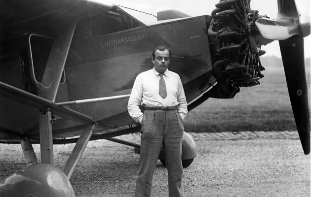 Photo non-datée de l'aviateur et écrivain Antoine de Saint-Exupéry devant son avion L'Intransigeant [ / AFP/Archives]