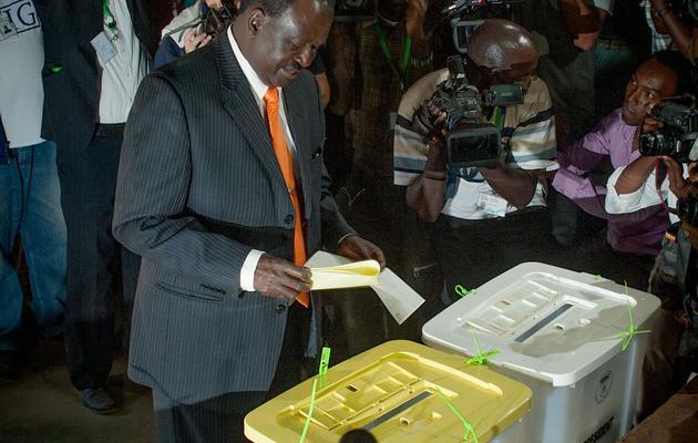 Le Premier ministre du Kenya Raila Odinga vote, le 4 mars 2013 à Nairobi [Will Boase / AFP/Archives]