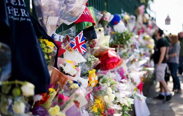 Photo prise le 26 mai 2013 à Londres de fleurs posées en hommage au soldat anglais Lee Rigby [Leon Neal / AFP/Archives]