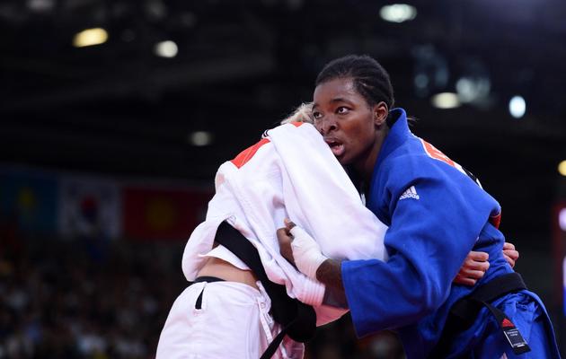Audrey Tcheuméo (d) lors des jeux Olympiques de Londres, le 2 août 2012 [Franck Fife / AFP/Archives]