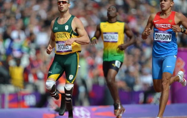 Oscar Pistorius (g) participe au 400m des  jeux Olympiques de Londres avec les athlètes valides, le 4 août 2012 [Eric Feferberg / AFP]