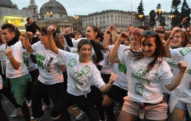 Des Italiens dansent  sur le tube de Psy, "Gangnam style", à Rome le 10 novembre 2012 [Vincenzo Pinto / AFP/Archives]