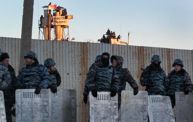 Des forces de l'ordre entourent la prison numéro 6 de Kopeïsk, où des détenus sont montés en haut de tours pour protester, le 25 novembre 2012 [Str / AFP]
