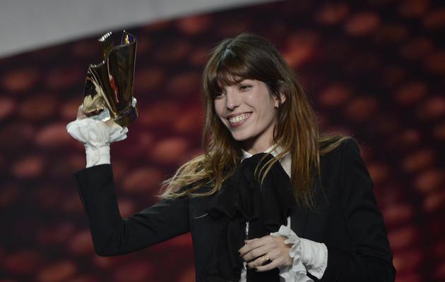 Lou Doillon reçoit la Victoire de la musique de l'artiste féminine de l'année, le 8 février 2013 au Zénith à Paris [Bertrand Guay / AFP]