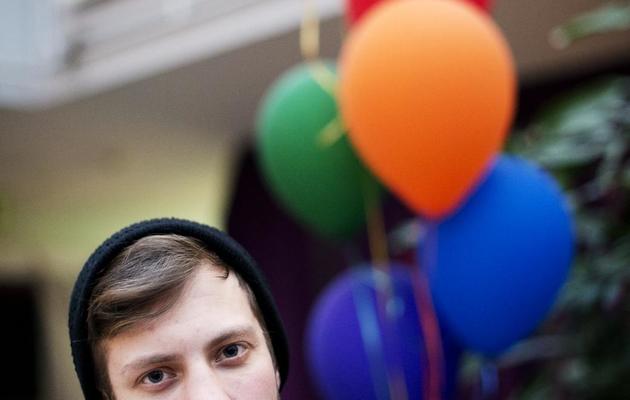 Love Elfvelin, transsexuel, pose dans les locaux de la Fédération nationale pour les droits des homosexuels, bisexuels et transsexuels à Stockholm, le 6 février 2013 [Jonathan Nackstrand / AFP]