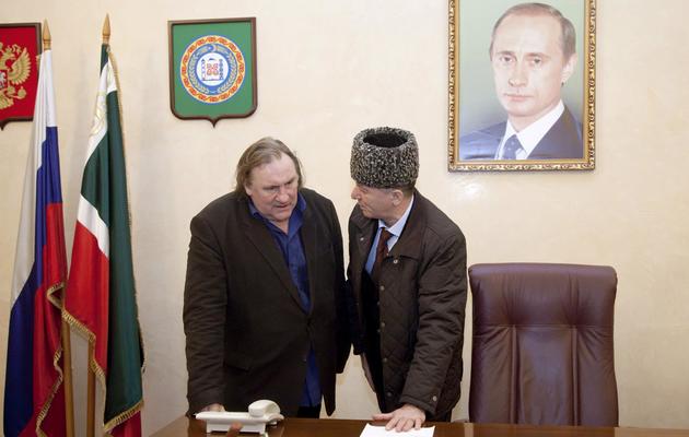 Gérard Depardieu avec le ministre tchétchène de la Culture, Dikal Muzakayev, le 25 février 2013 à Grozny [Elena Fitkulina / AFP]