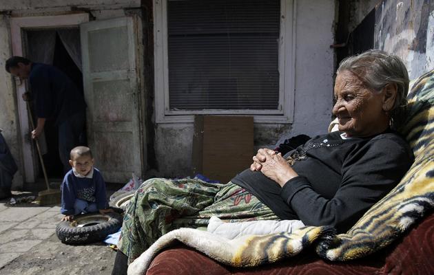 Une vieille dame assise en face de son petit-fils, en avril 2012 à Miskolc [Peter Kohalmi / AFP/Archives]