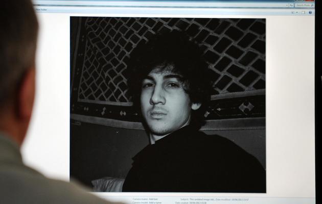 Un homme devant une photo de Djokhar Tsarnaev postée sur le réseau VKontakte, à Moscou, le 19 avril 2013 [ / AFP/Archives]