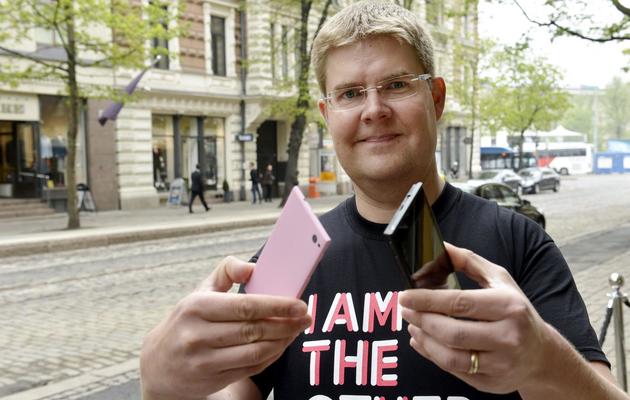L'un des fondateurs de la start-up Jolla, Sami Pienimaki, présente le smartphone de l'entreprise le 20 mai 2013 à Helsinki [Kimmo Mantyla / Lehtikuva/AFP]