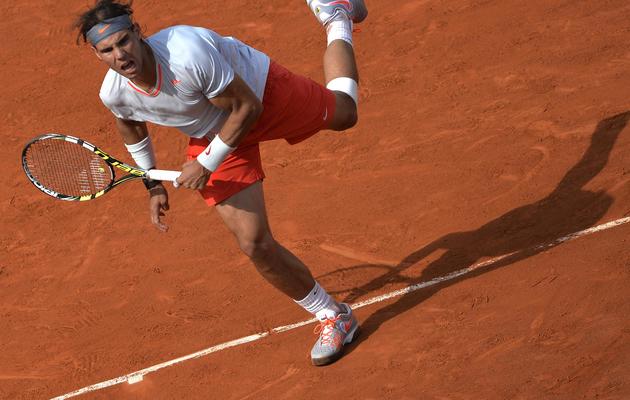 L'Espagnol Rafael Nadal au service face au Suisse Stanislas Wawrinka lors de son quart de finale à Roland-Garros, le 5 juin 2013 [Miguel Medina / AFP]