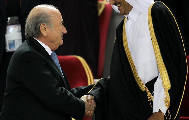 Le président de la Fifa Sepp Blatter (g.) serre la main du prince héritier du Qatar Tamim ben Hamad Al Thani (d.) à Doha, le 29 janvier 2011. [Karim Jaafar / AFP/Archives]