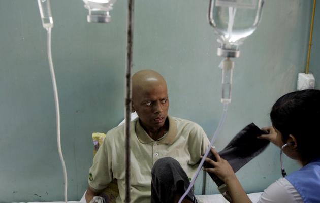 Un patient  est taité pour cancer dans un hôpitel de Calcutta [Deshakalyan Chowdhury / AFP/Archives]