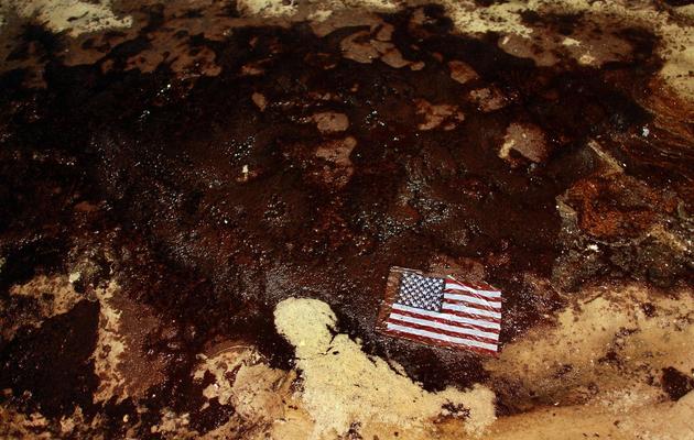 Un drapeau américain flotte dans le pétrole après la pollution provoquée dans le Golfe du Mexique par la plateforme Deepwater Horizon, en 2010 [Joe Raedle / Getty Images/AFP/Archives]