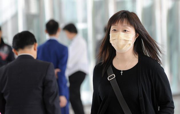 Une femme porte un masque à Hong Kong, en avril 2009 [Mike Clarke / AFP/Archives]