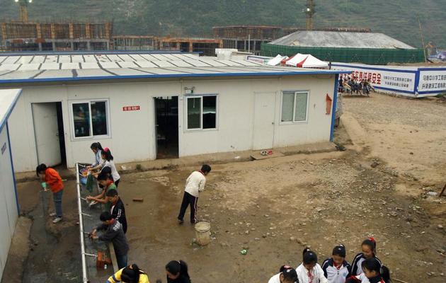 Des élèves chinois le 6 mai 2009 dans une école en pré-fabriqué, dans la province du Sichuan, un an après un violent séisme qui avait fait près de 90.000 morts [ / AFP/Archives]