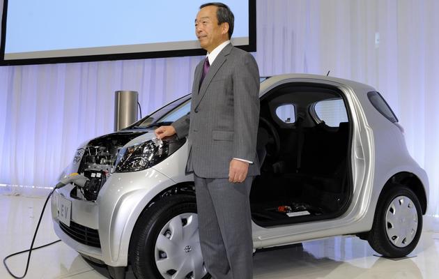 Le vice-président de Toyota, Takeshi Uchiyamada, présente le modèle électrique "iQ" à Tokyo le 18 novembre 2010 [Yoshikazu Tsuno / AFP/Archives]