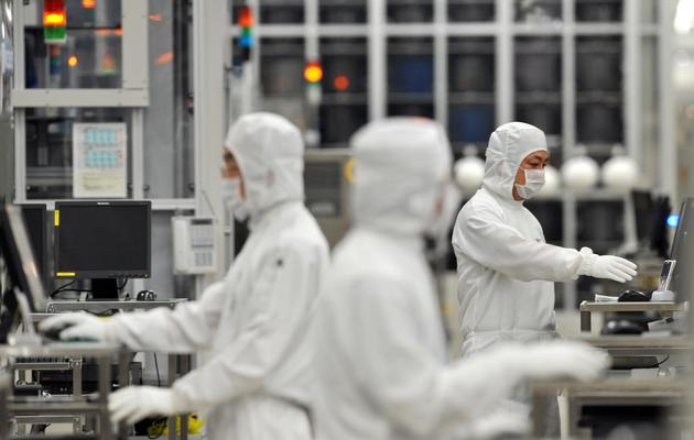 Des techniciens dans une usine de microprocesseurs [Kazuhiro Nogi / AFP/Archives]