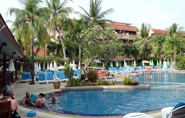 Des touristes profitent de la piscine dans un hôtel de Phuket en Thaïlande, le 18 février 2012 [ / AFP]