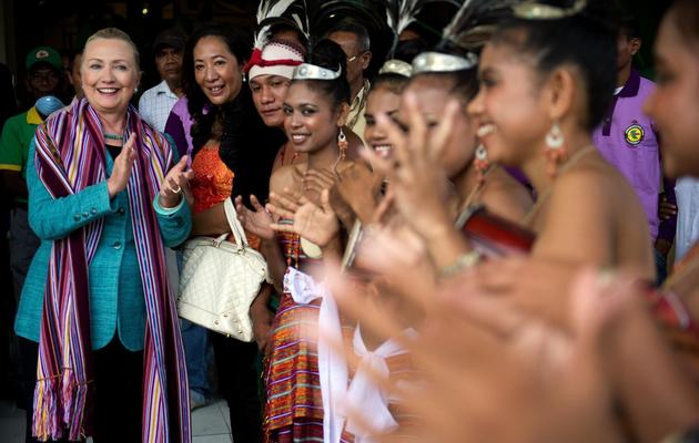 La secré"taire d'Etat américaine Hillary Clinton applaudit des danseuses timoraises le 6 septembre 2012 lors de sa visite à Dili [Jim Watson / AFP]