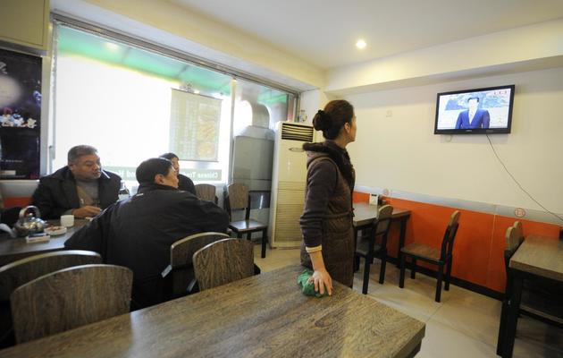 Des Chinois regardent à la télévision le discours de Xi Jinping, le 15 novembre 2012 dans un restaurant à Pékin [Wang Zhao / AFP]