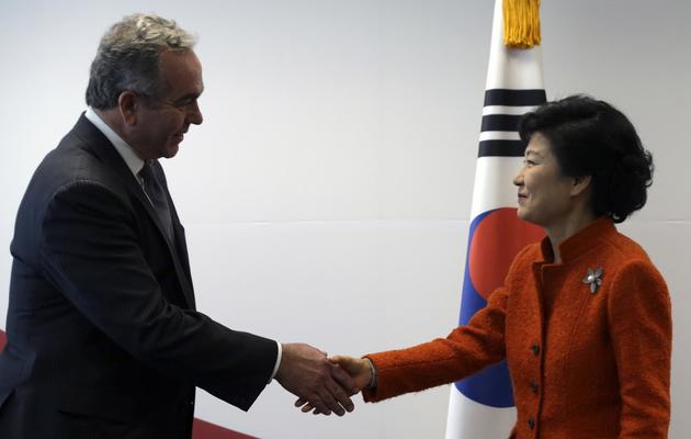 La présidente sud-coréenne Park Geun-Hye et Kurt Campbell, haut responsable américain du département d'Etat pour l'Asie orientale, le 16 janvier 2013 à Séoul [Lee Jin-Man / Pool/AFP/Archives]