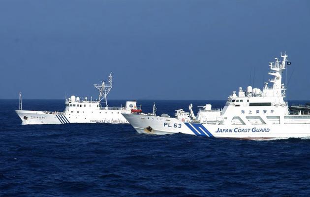 Cette photo du 4 février 2013 montre un navire de la marine chinoise (g) suivi d'un vaisseau des garde-côtes japonais [ / Garde-côtes japonais/AFP]