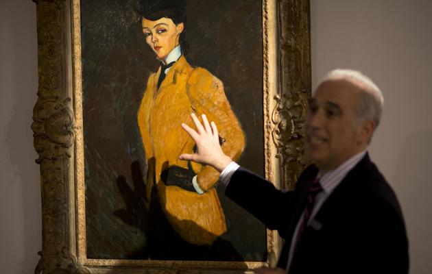 Un employé de Sotheby's décrit le tableau "L'Amazone" de Modigliani, le 3 mai 2013 à New York [Antony Dickson / AFP]