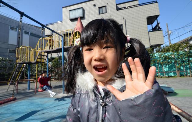 Une petite fille dans un parc à Tokyo [Yoshikazu Tsuno / AFP]