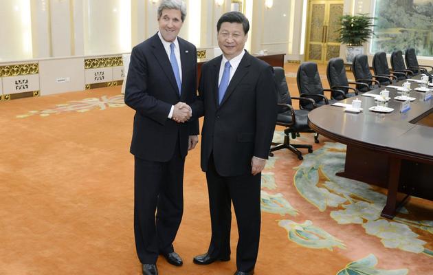 Le président chinois Xi Jinping et le secrétaire d'Etat américain John Kerry le 13 avril 2013 à Pékin [Yohsuke Mizuno / AFP/Pool/Archives]
