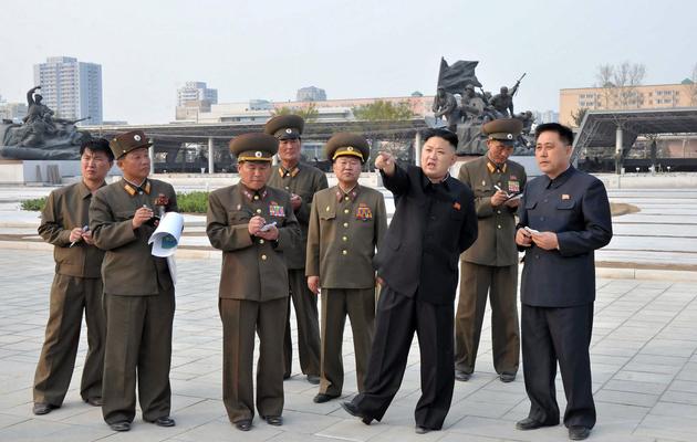 Photo non datée transmise par l'agence nord-coréenne KCNA le 7 mai 2013 montre le leader du pays Kim Jong-Un visitant le musée  de la guerre de Pyongyang [Kcna Via Kns / AFP]