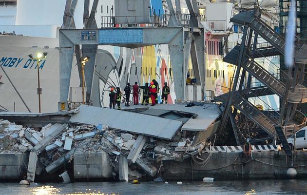 Des sauveteurs dans le port de Gênes après la collision, le 8 mai 2013 [Giuseppe Cacace / AFP]