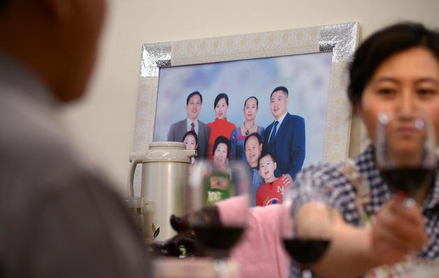 Li Na et Chi Shubo boivent du vin dans leur appartement de la banlieue de Pékin, le 12 mai 2013 [Wang Zhao / AFP/Archives]